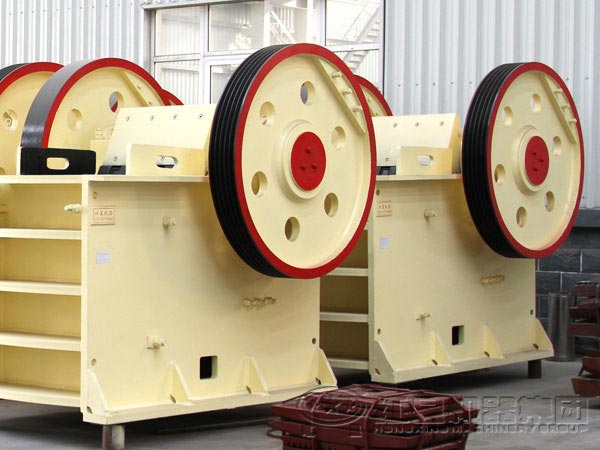 采石場破碎石頭要用到哪些設(shè)備？