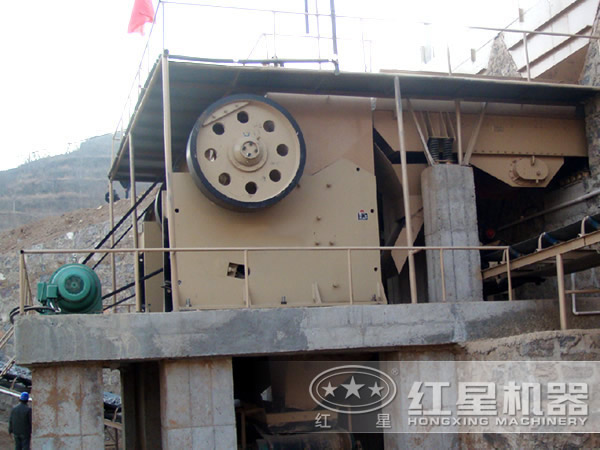 簡(jiǎn)擺式破碎機(jī)工作現(xiàn)場(chǎng)