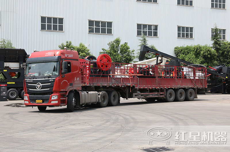 時產(chǎn)200噸圓錐破碎機發(fā)貨現(xiàn)場 時產(chǎn)200噸圓錐破碎機發(fā)貨現(xiàn)場