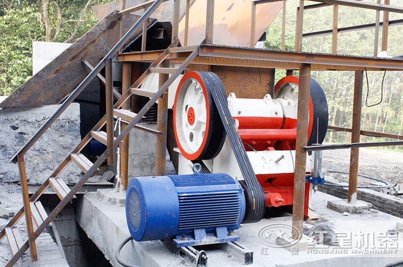 顎式破碎機工作現(xiàn)場實拍 顎式破碎機工作現(xiàn)場實拍