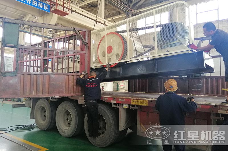 雙輥式破碎機(jī)裝車準(zhǔn)備發(fā)貨 雙輥式破碎機(jī)裝車準(zhǔn)備發(fā)貨