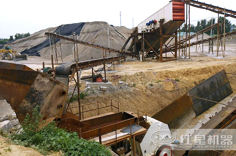 日產(chǎn)500噸錘式破碎機工作現(xiàn)場 日產(chǎn)500噸錘式破碎機工作現(xiàn)場