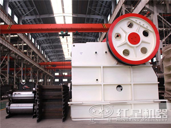 鄂式破碎機(jī)是石料生產(chǎn)線(xiàn)中必不可少的粗碎設(shè)備