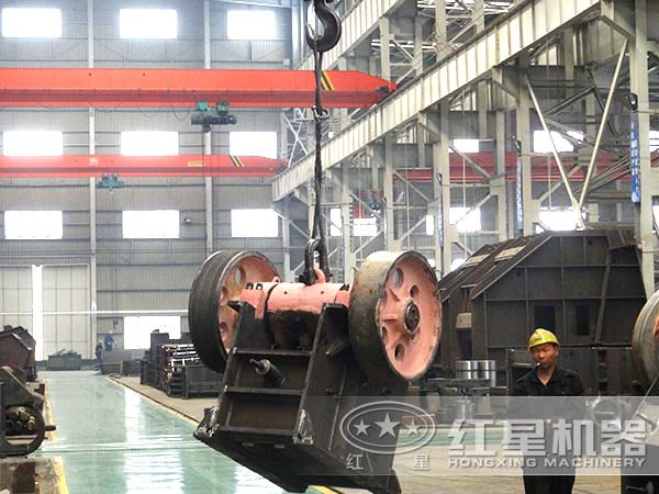 高產(chǎn)鄂式破碎機(jī)生產(chǎn)車(chē)間