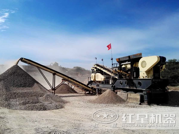 移動(dòng)破碎站作業(yè)現(xiàn)場(chǎng)