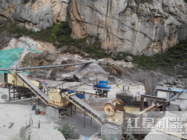 石料生產(chǎn)設(shè)備投產(chǎn)現(xiàn)場(chǎng)