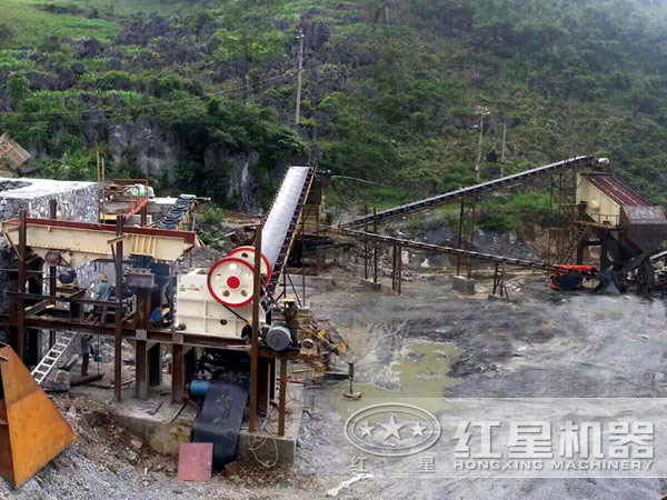 道砟石顎式破碎機(jī)作業(yè)現(xiàn)場