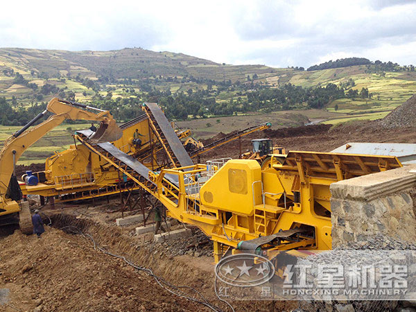 車載式建筑垃圾破碎機工作現(xiàn)場