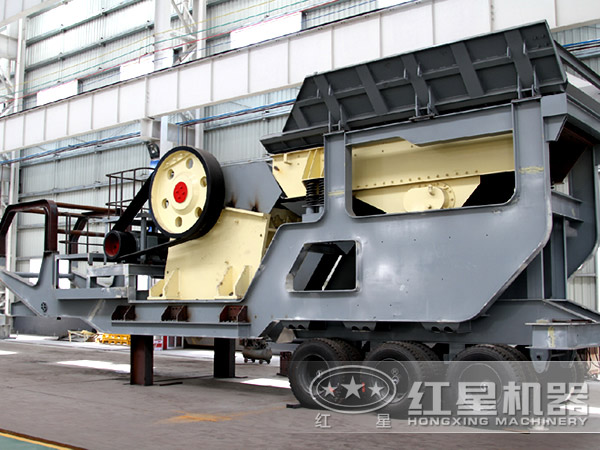 以配置粗碎顎式破碎機(jī)為核心設(shè)備的河卵石車(chē)載流動(dòng)打石機(jī)