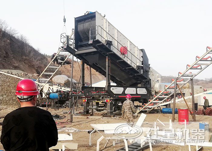 再硬的石頭，在這臺流動碎石機下也變成了規(guī)整的石子