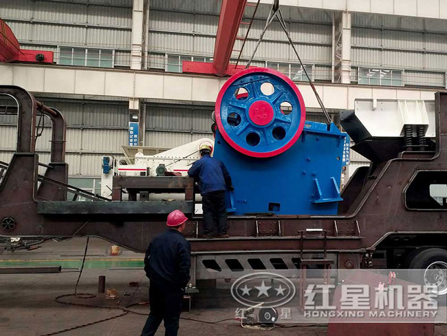 紅星履帶式移動(dòng)破碎機(jī)生產(chǎn)車(chē)間
