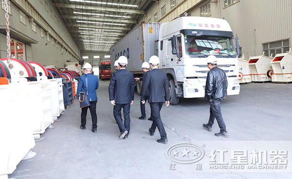 王廠長(zhǎng)一行來(lái)紅星車(chē)間考察