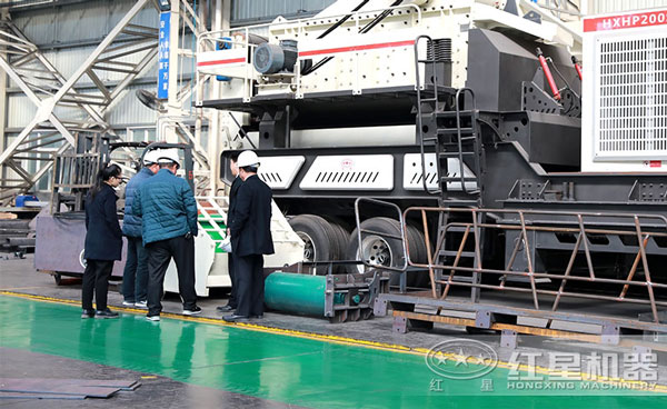 客戶來廠參觀紅星移動(dòng)制砂機(jī)設(shè)備