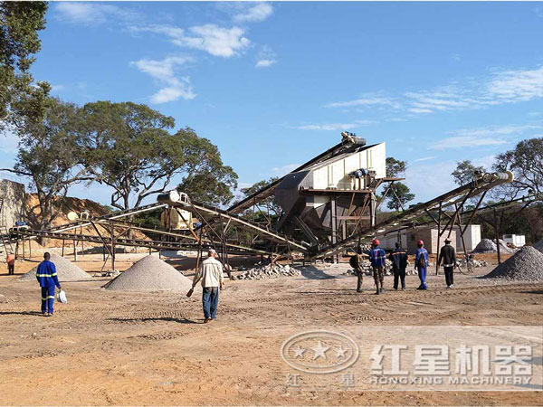 生產(chǎn)多規(guī)格成品的環(huán)保移動(dòng)破碎機(jī)現(xiàn)場