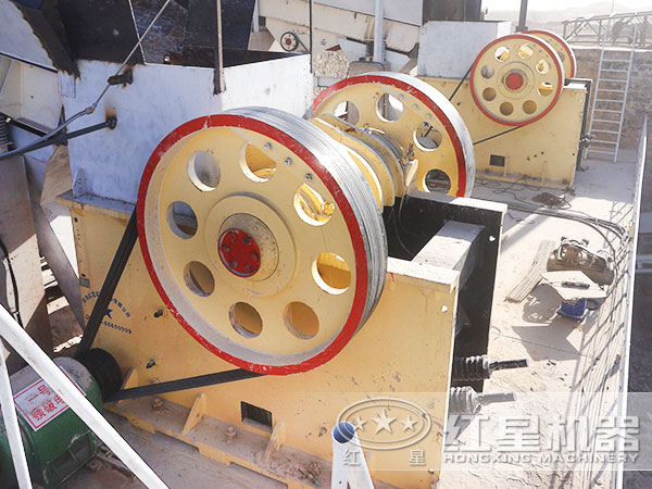 顎式石子磕石機的價格及產(chǎn)量是多少？