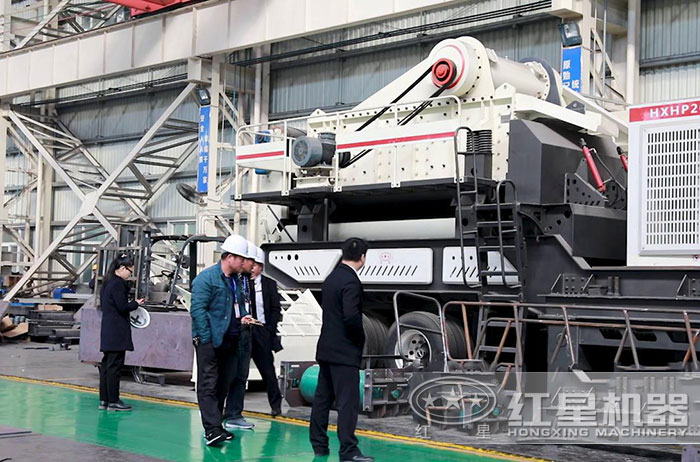 紅星機(jī)器技術(shù)經(jīng)理陪同山西用戶(hù)參觀移動(dòng)粉碎設(shè)備