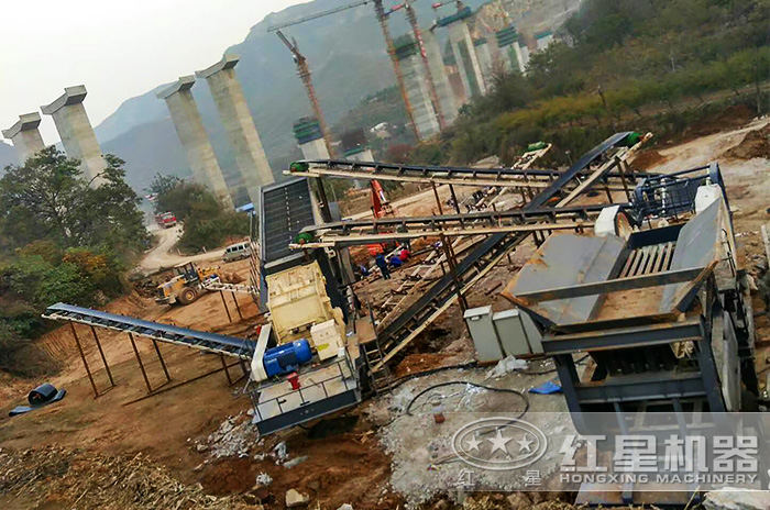 山西運城建筑垃圾移動破碎處理現(xiàn)場