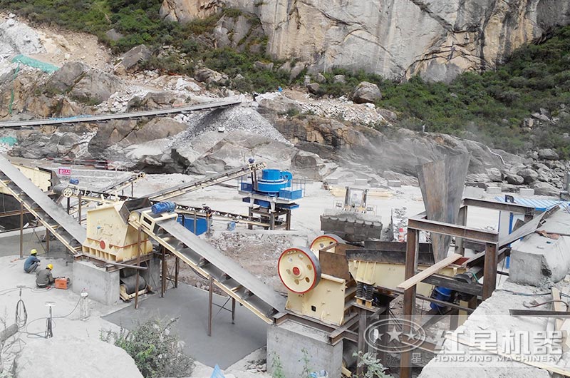 顎式破碎機、反擊破碎機、制沙機三機制沙現(xiàn)場