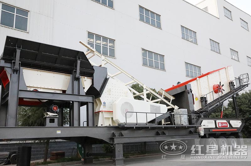 時產(chǎn)100噸左右的移動顎式碎石機