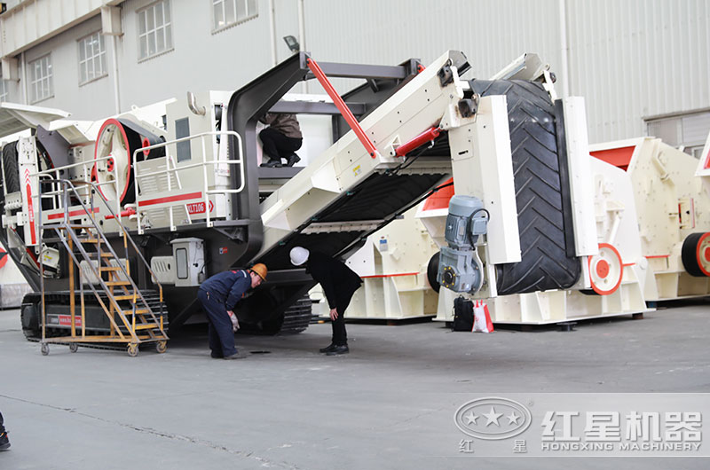 客戶來(lái)廠參觀履帶破碎機(jī)