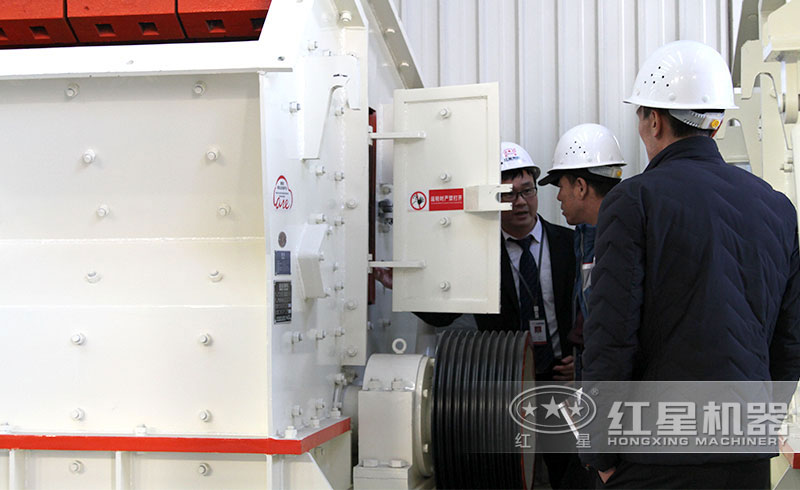 客戶來(lái)廠考察反擊式破碎機(jī)