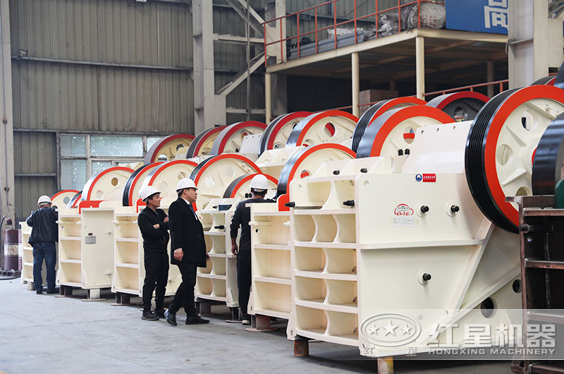 客戶來廠考察鄂式碎煤機設備