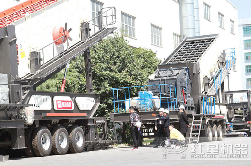 客戶來(lái)廠參觀紅星移動(dòng)破碎機(jī)