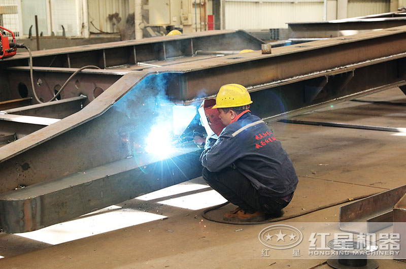 紅星生產(chǎn)工人正在生產(chǎn)用戶定制的時產(chǎn)100噸移動機械機架