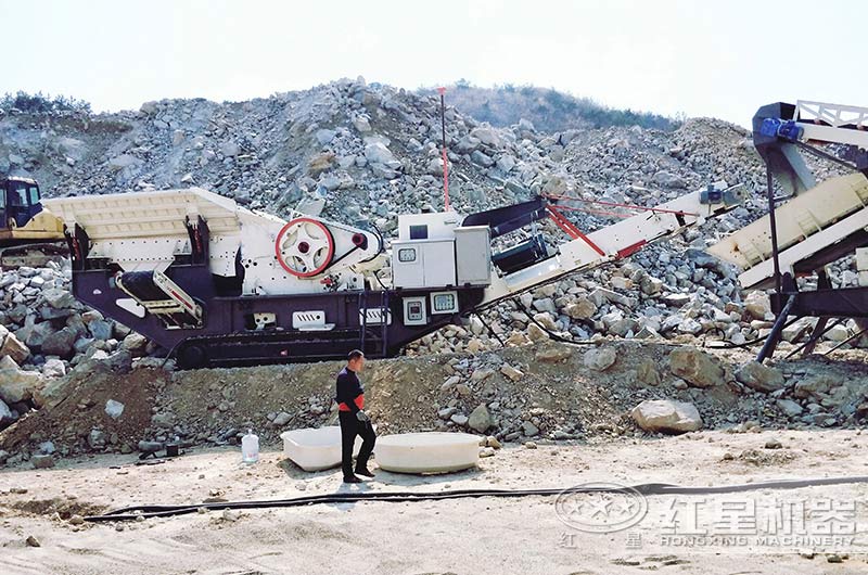 新型履帶移動破碎機(jī)爬坡上山作業(yè)