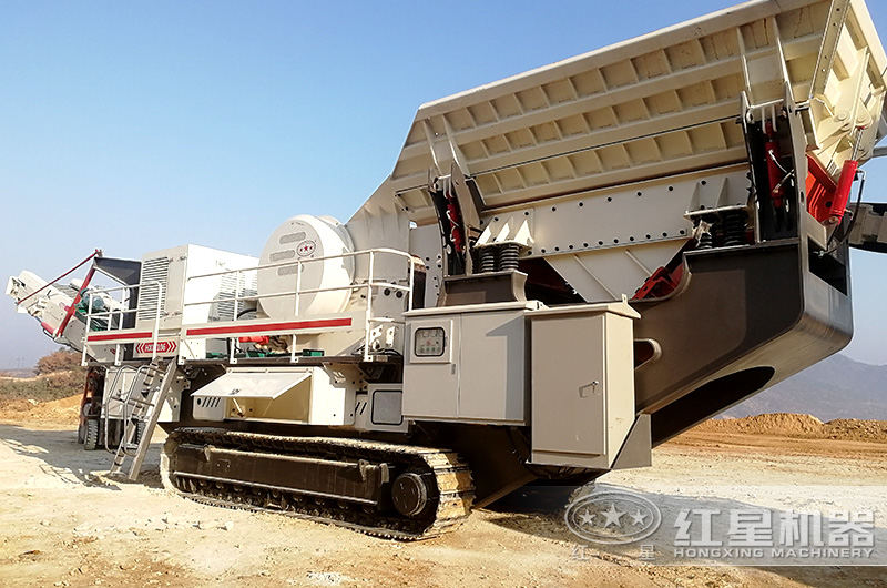 履帶移動破碎機(jī)已經(jīng)到達(dá)破碎現(xiàn)場