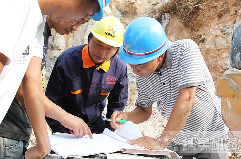 紅星技術(shù)經(jīng)理現(xiàn)場勘察破碎原料及環(huán)境為用戶設計生產(chǎn)方案