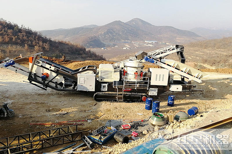 履帶移動(dòng)式石子破碎機(jī)怎么樣？紅星帶您走進(jìn)山東煙臺碎石現(xiàn)場親身體驗(yàn)