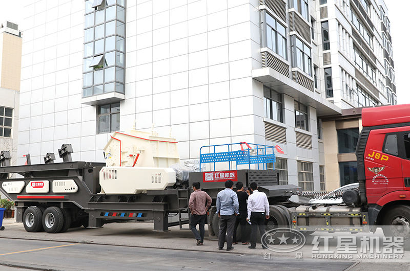 一小時生產50噸移動破碎機配置及生產現(xiàn)場