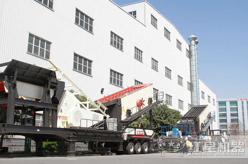 江西九江用戶(hù)來(lái)廠考察能移動(dòng)的小型碎石機(jī)