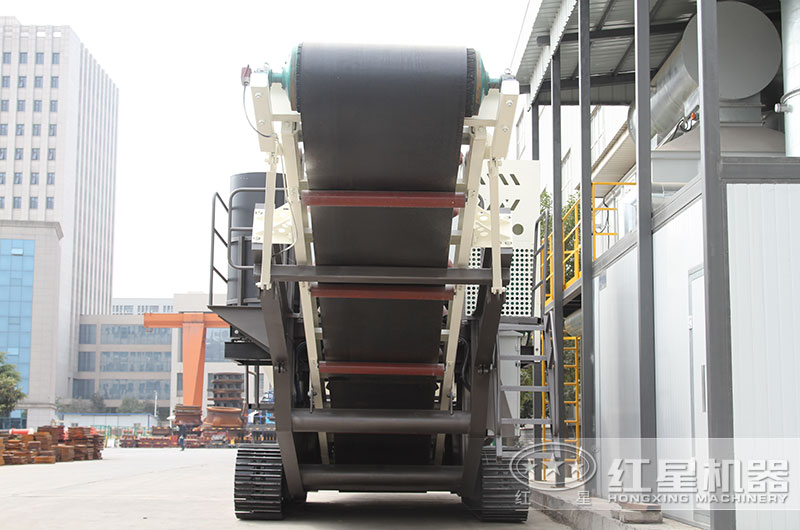 移動(dòng)石子破碎站已經(jīng)開(kāi)去躲雨了，您的砂石設(shè)備還泡在水里嗎？