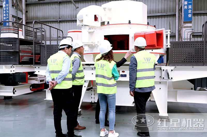 紅星技術經(jīng)理正在為來廠用戶認真講解HVI制砂機的破碎方式