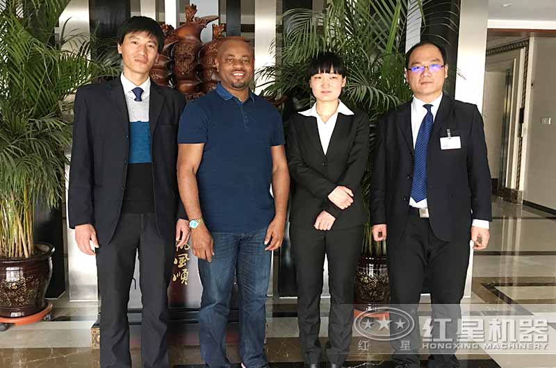 國(guó)外用戶來廠考察破碎混凝的移動(dòng)設(shè)備合影留念