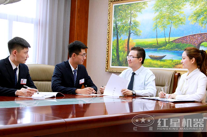 產(chǎn)品經(jīng)理為客戶詳細(xì)介紹設(shè)備參數(shù)