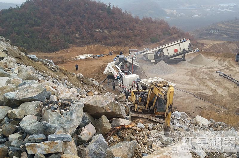 大型履帶移動(dòng)式碎石機(jī)生產(chǎn)現(xiàn)場