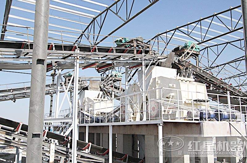 反擊式破碎機工作現(xiàn)場