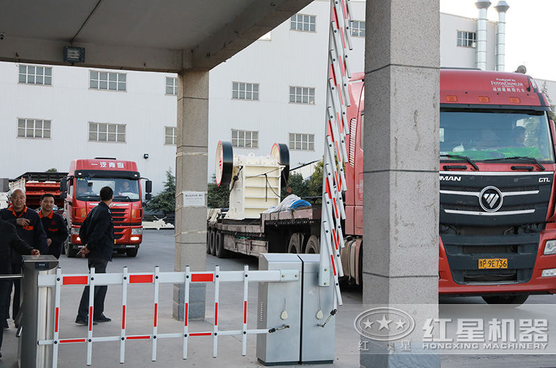 時產(chǎn)30-300噸的石料、石塊碎石機一套多少錢？