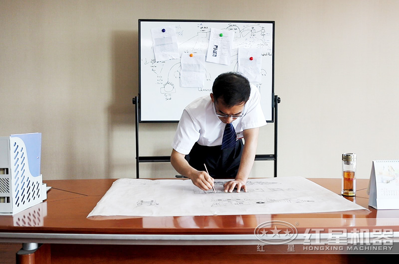 紅星技術(shù)經(jīng)理在認(rèn)真為用戶設(shè)計時產(chǎn)一二百噸石子生產(chǎn)方案