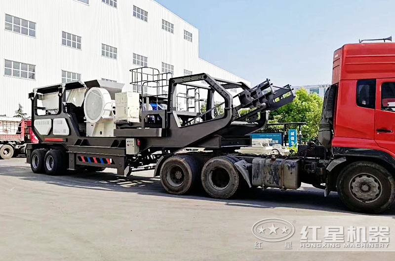 時產(chǎn)400噸移動青石打石機(jī)運往破碎場地