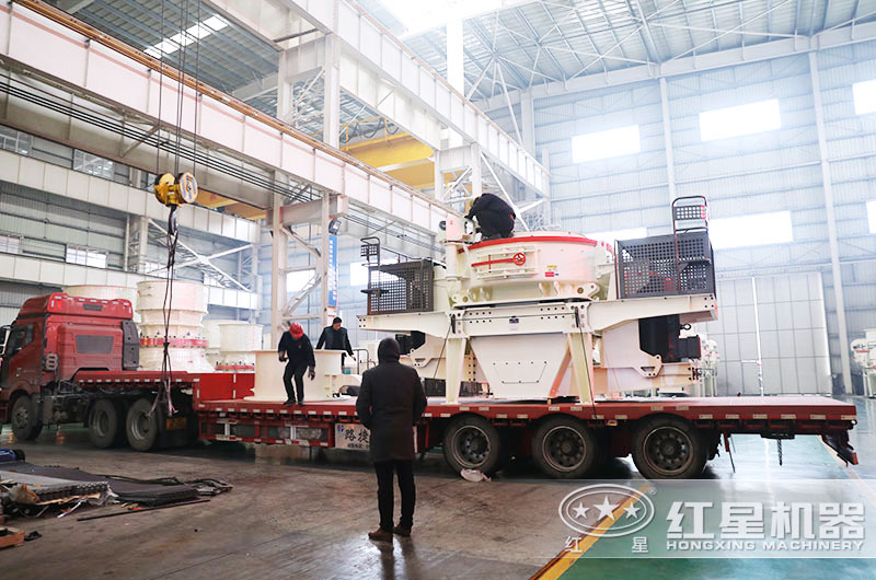 紅星石頭碎沙設備裝車發(fā)貨現場