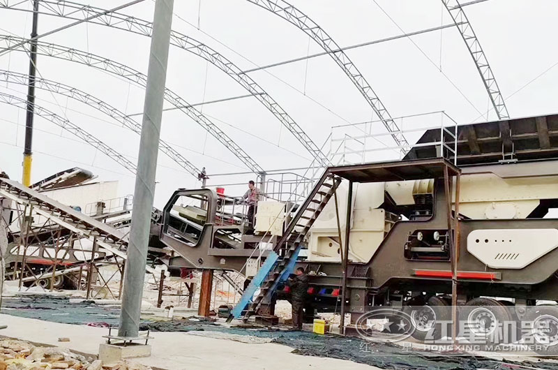 移動(dòng)碎石破碎機(jī)室內(nèi)生產(chǎn)搭建中