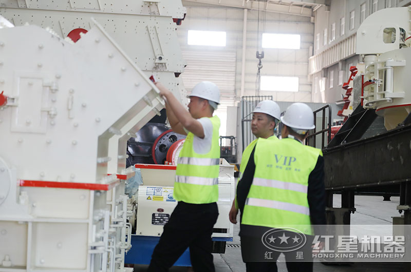 用戶來(lái)廠認(rèn)真考察打砂設(shè)備