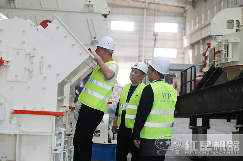 客戶(hù)來(lái)廠考察細(xì)碎機(jī)