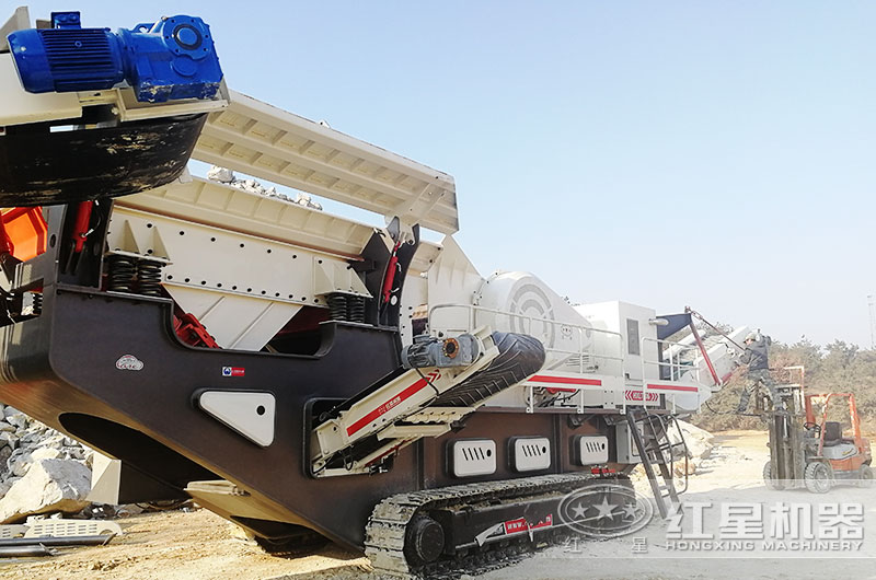 已經(jīng)開到現(xiàn)場的油電兩用破碎站