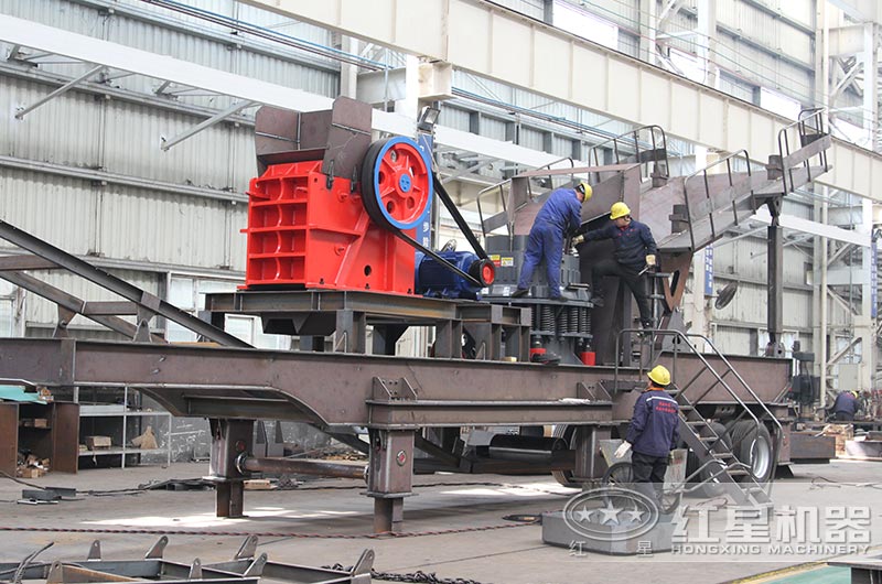 時(shí)產(chǎn)50噸四合一移動(dòng)破碎機(jī)組裝生產(chǎn)車間