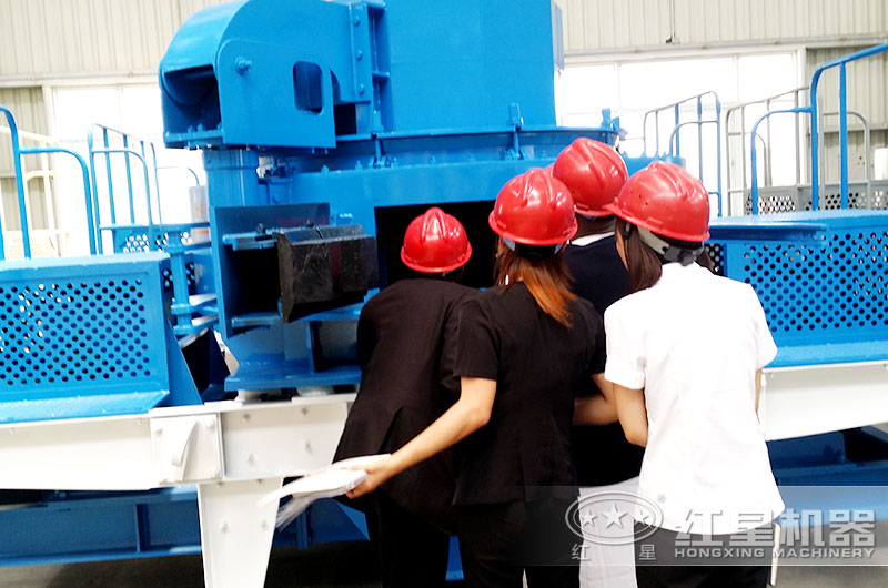 遼寧大連用戶(hù)來(lái)廠考察選購(gòu)立軸沖擊式破碎機(jī)